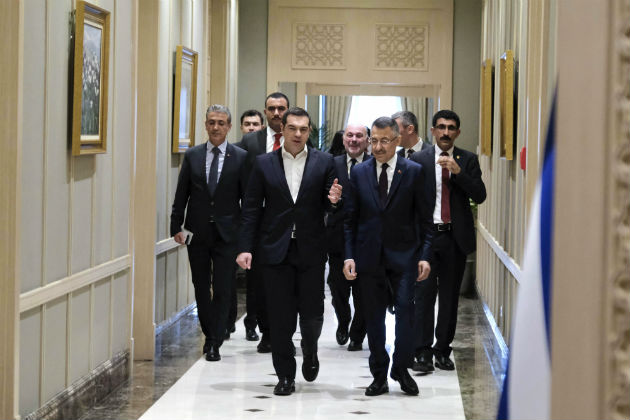 Διάθεση για διάλογο, «αγκάθι» οι οκτώ στρατιωτικοί