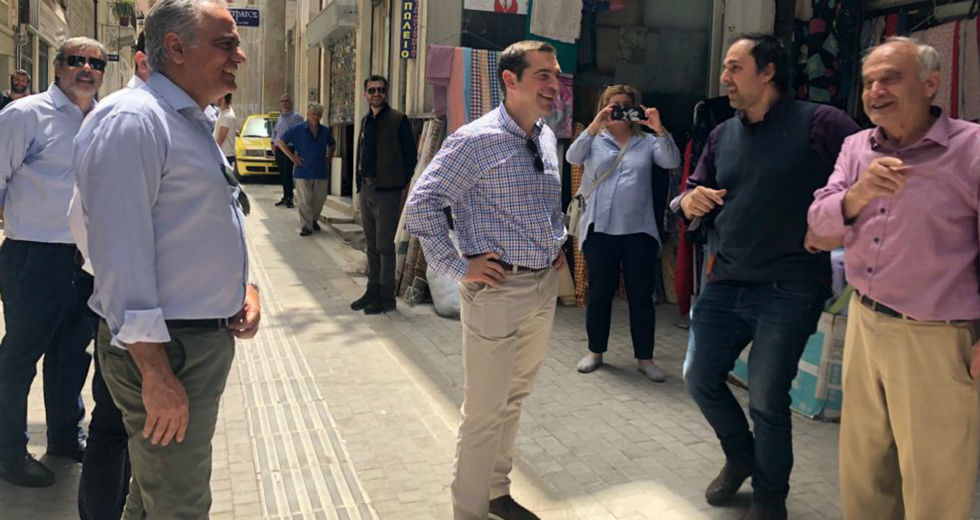 Στην αγορά – όχι μαζί και όχι για ψώνια – Μητσοτάκης και Τσίπρας