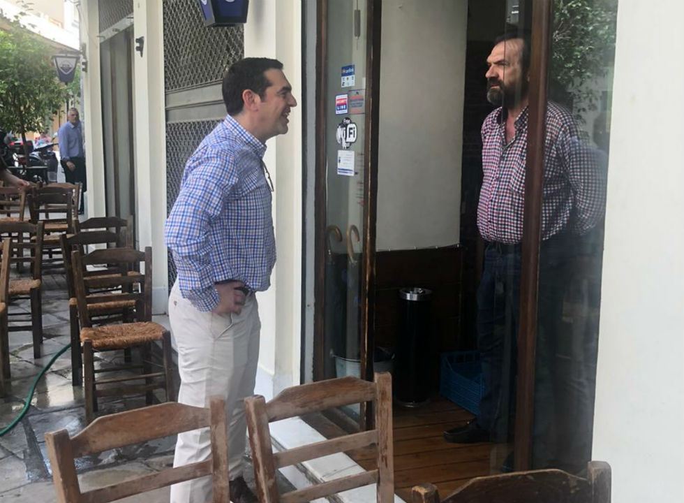 Στην αγορά – όχι μαζί και όχι για ψώνια – Μητσοτάκης και Τσίπρας