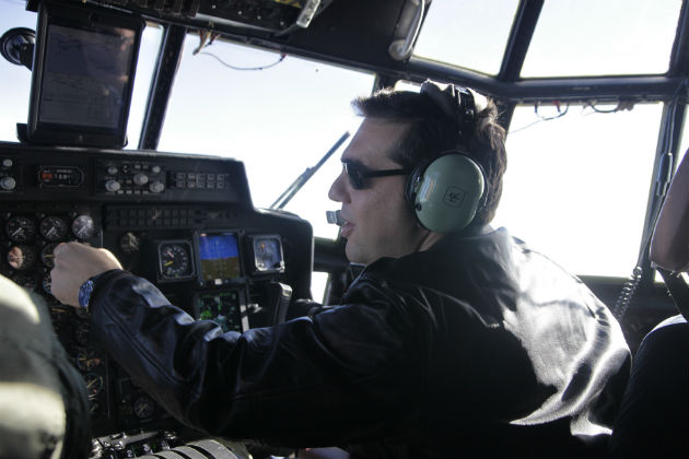 Ο πρωθυπουργός στο πιλοτήριο ενός C-130 [Φωτορεπορτάζ]