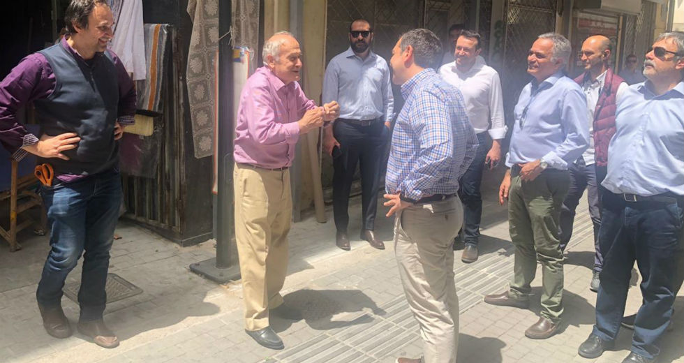 Στην αγορά – όχι μαζί και όχι για ψώνια – Μητσοτάκης και Τσίπρας