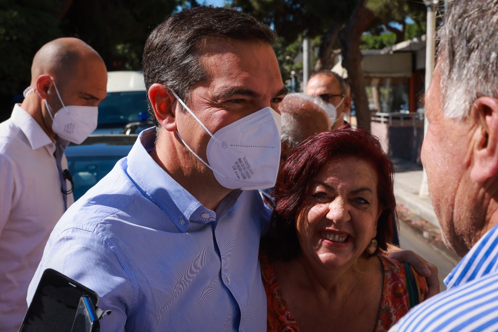 Τσίπρας: Έτοιμη να αποδράσει η κυβέρνηση, έτοιμοι να βγάλουμε τα κάστανα από τη φωτιά εμείς