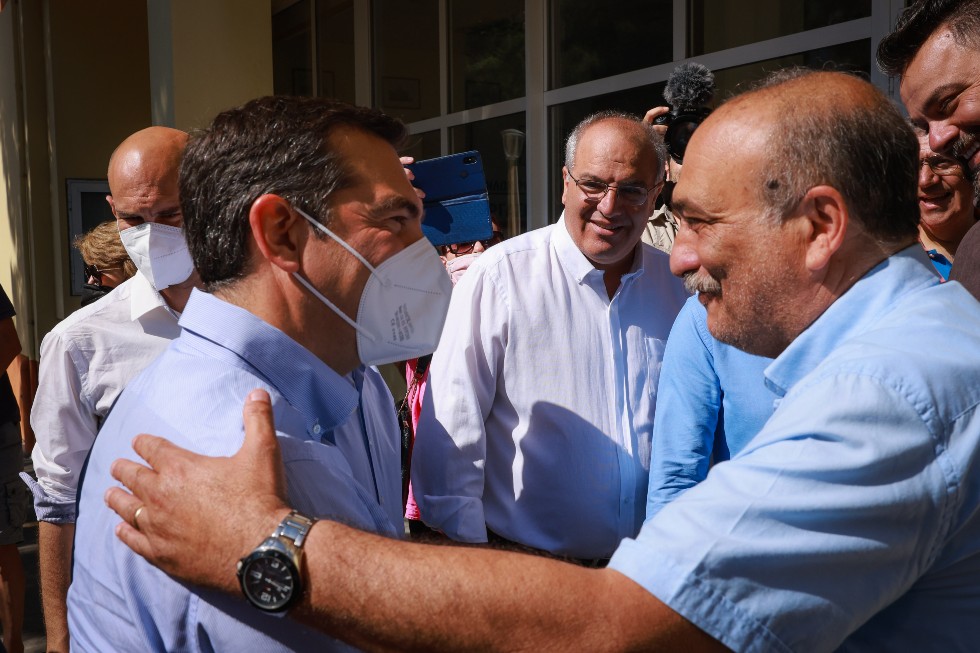 Τσίπρας: Έτοιμη να αποδράσει η κυβέρνηση, έτοιμοι να βγάλουμε τα κάστανα από τη φωτιά εμείς