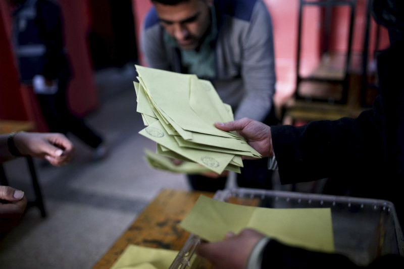 Οριακό «ναι» που βαθαίνει τον διχασμό