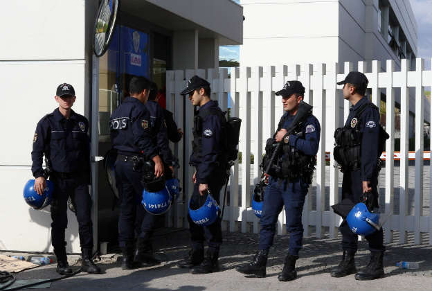 «Αλλεργία» στην κριτική και έφοδος σε κανάλια της αντιπολίτευσης