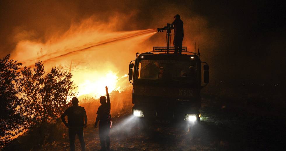 Τουρκία: Απομακρύνονται τουρίστες από θέρετρα λόγω των πυρκαγιών