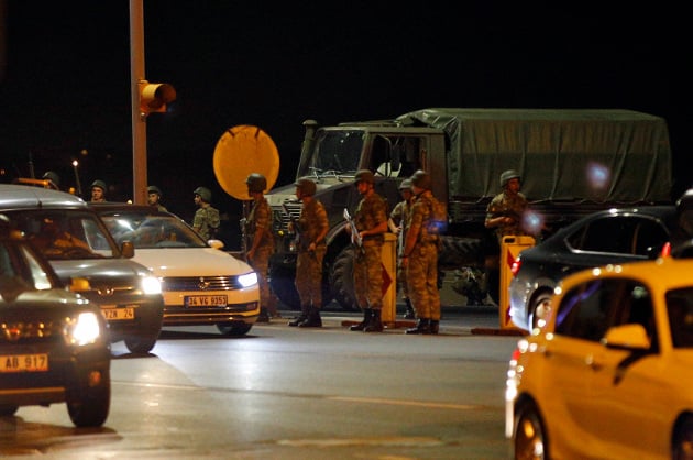 Οι 22 ώρες που συγκλόνισαν την Τουρκία