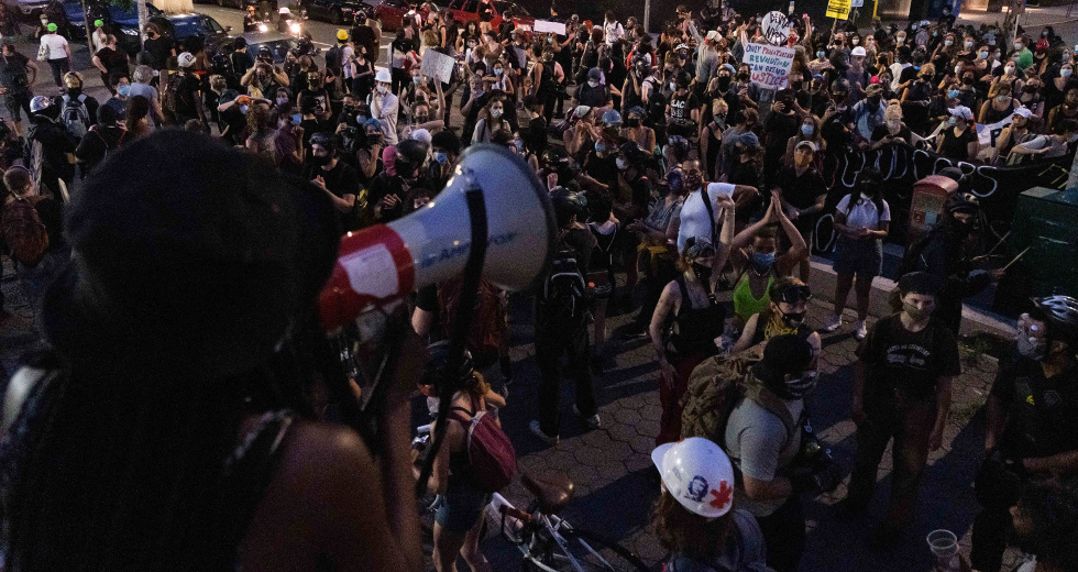 Η οργή δεν υποχωρεί στις ΗΠΑ: Διαδηλώσεις, παρά τις παρακρατικές μεθόδους