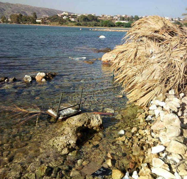 Κατέστρεψαν εξοπλισμό σε παραλίες των Χανίων