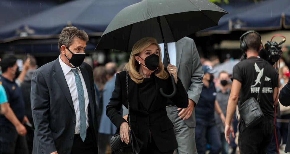 Δακρυσμένα μάτια, στους μεγάλους δρόμους κάτω απ’ τις αφίσες