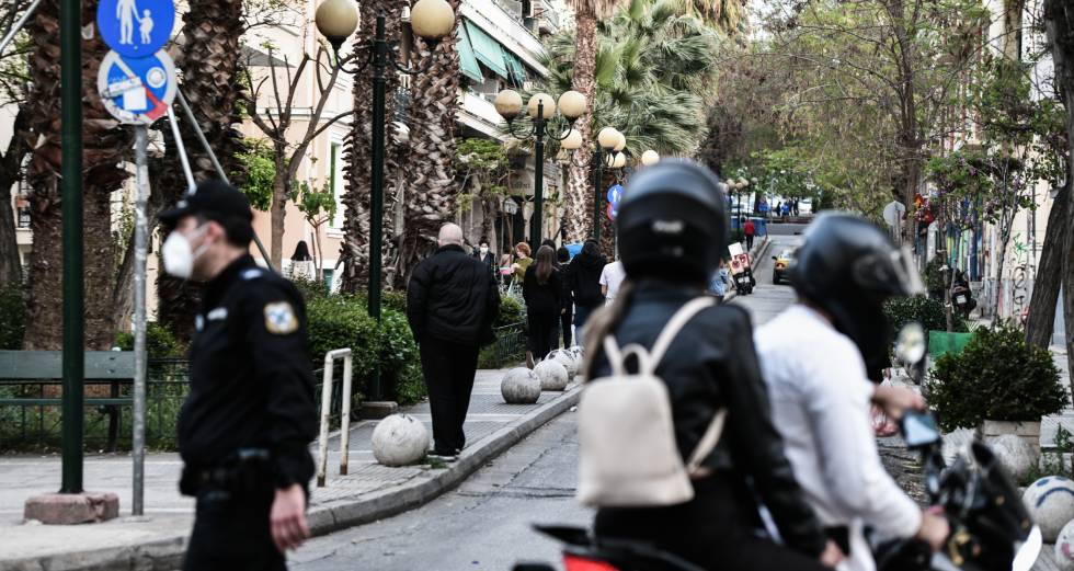 Υπό αστυνομικό κλοιό για δεύτερη ημέρα η πλ. Βαρνάβα στο Παγκράτι
