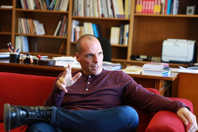 Βαρουφάκης: «Η ευρωζώνη αν δεν αλλάξει θα πεθάνει»