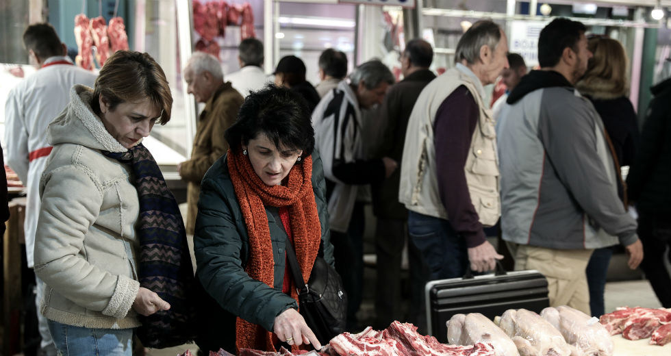 Σφύζει από κόσμο η γιορτινή Αθήνα