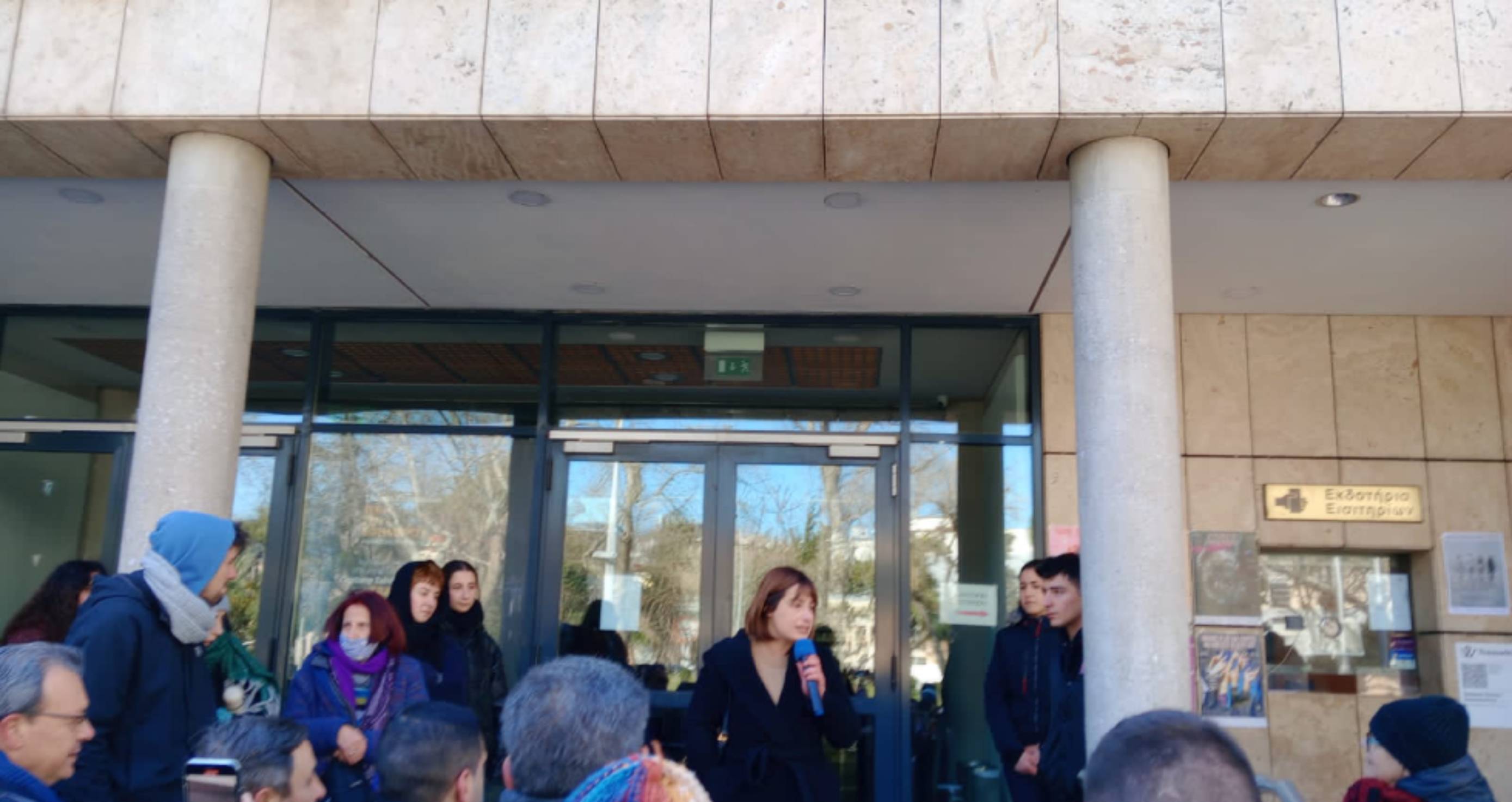 Στο υπό κατάληψη Βασιλικό Θέατρο ο ΣΥΡΙΖΑ-ΠΣ