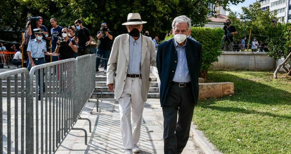 Β. Βασιλικός και Κ. Γαβράς στο λαϊκό προσκύνημα για το Μ. Θεοδωράκη
