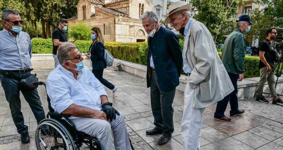 Β. Βασιλικός και Κ. Γαβράς στο λαϊκό προσκύνημα για το Μ. Θεοδωράκη