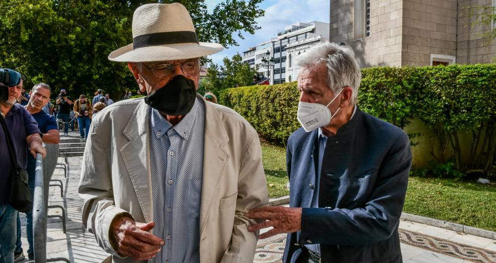 Κοσμοσυρροή και συγκίνηση πριν τον τελευταίο αποχαιρετισμό στον Μίκη