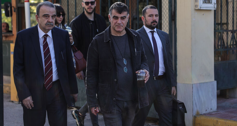 Έδειξαν Μαξίμου πίσω από τις παρακολουθήσεις