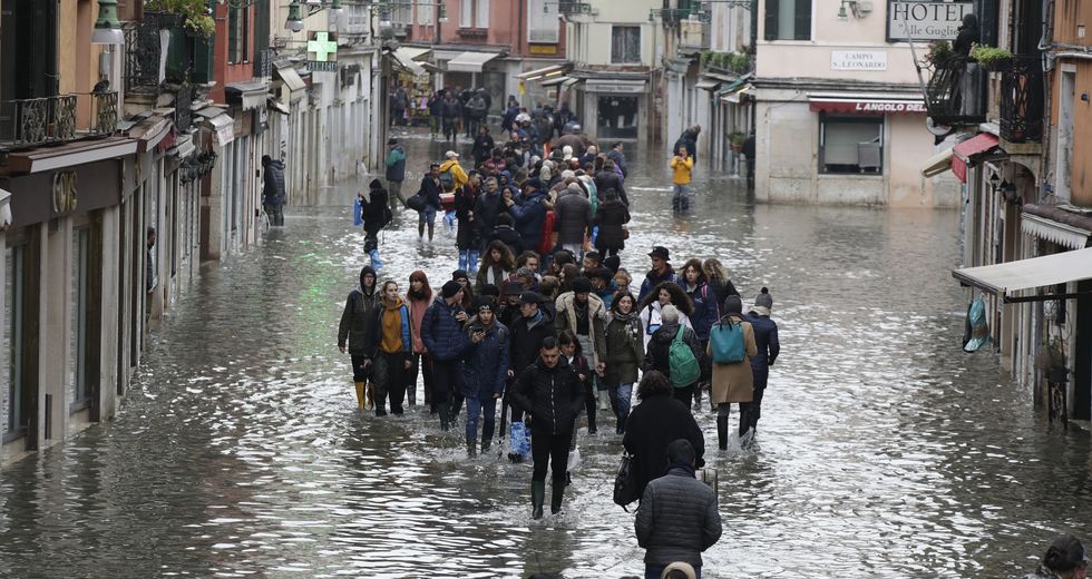 Η Βενετία πλημμύρισε, δύο άνθρωποι έχασαν τη ζωή τους