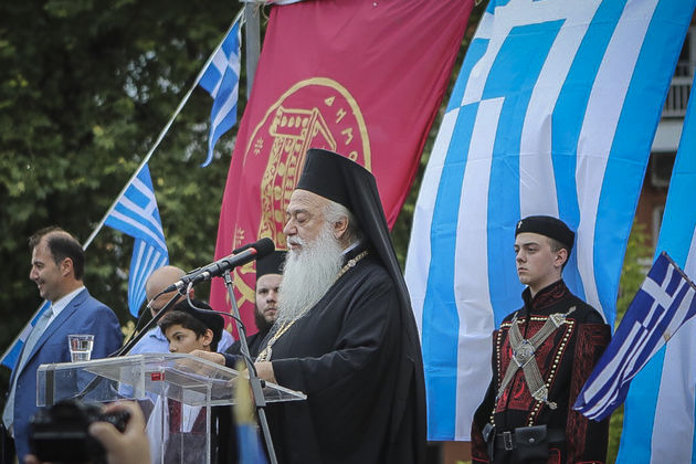 Πολλές σημαίες, λιγότερος κόσμος