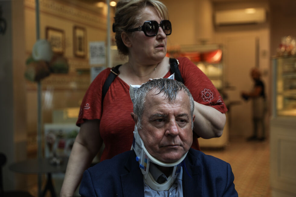 Από τα χειροκροτήματα… στις κλοτσιές και τις σπρωξιές