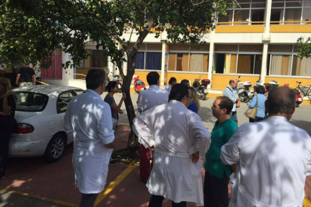 Διαμαρτύρονται για τις επιθέσεις στο προσωπικό του νοσοκομείου