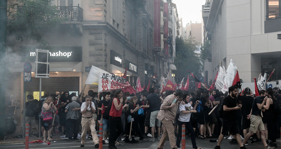 Μάτια ερμητικά κλειστά στη βίαιη ΔΡΑΣΗ