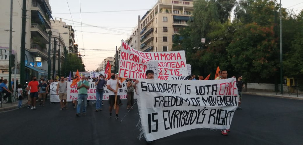 «Σύνορα ανοιχτά για την προσφυγιά»: Χιλιάδες στους δρόμους της Αθήνας για τη Μόρια