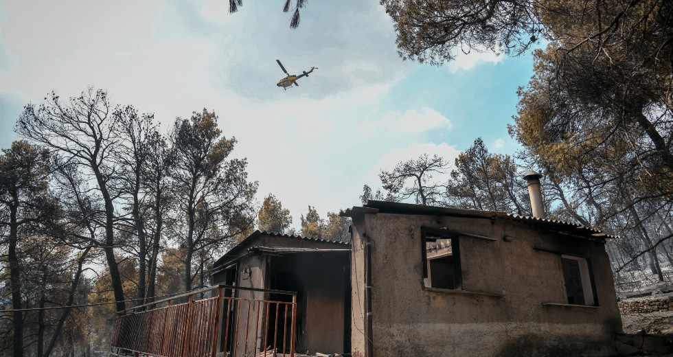 Ανεξέλεγκτο για τέταρτο 24ωρο το πύρινο μέτωπο στα Βίλια