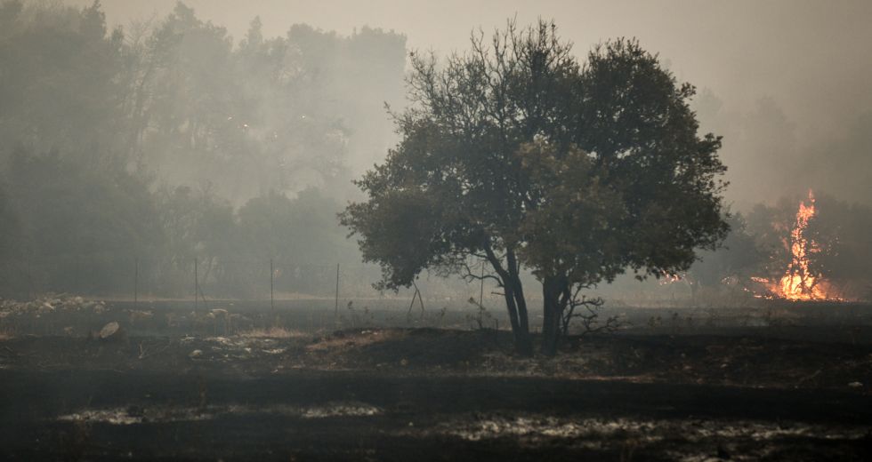 Συνεχίζει το καταστροφικό της έργο η φωτιά στη Δυτική Αττική