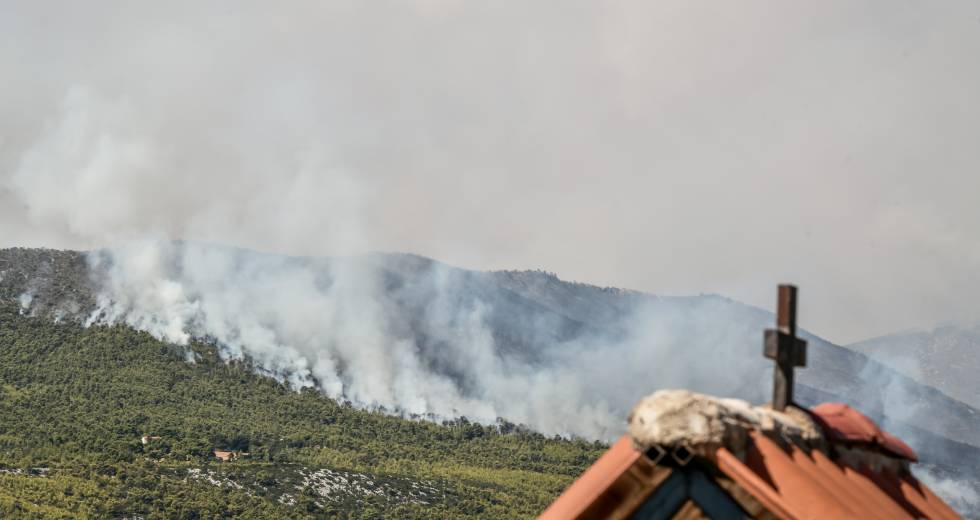 Meteo: Μέχρι τις δυτικές ακτές της Κρήτης έφτασε ο καπνός από τα Βίλια Αττικής