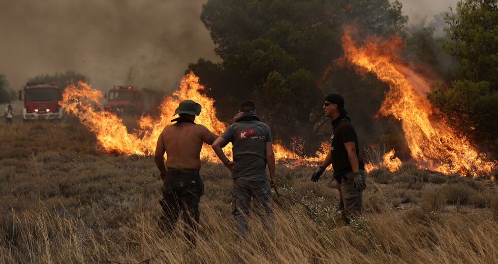Βλυχάδα: μάτια θολά από φόβο, δάκρυα και στάχτες