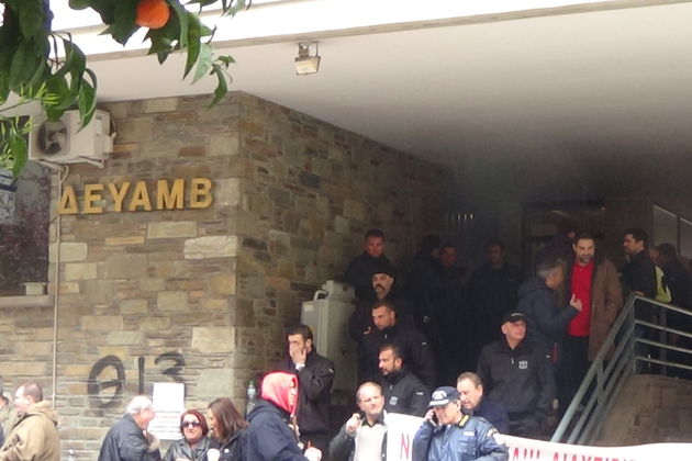 Ζήτησαν νερό, τους κέρασε… ξύλο ο Μπέος