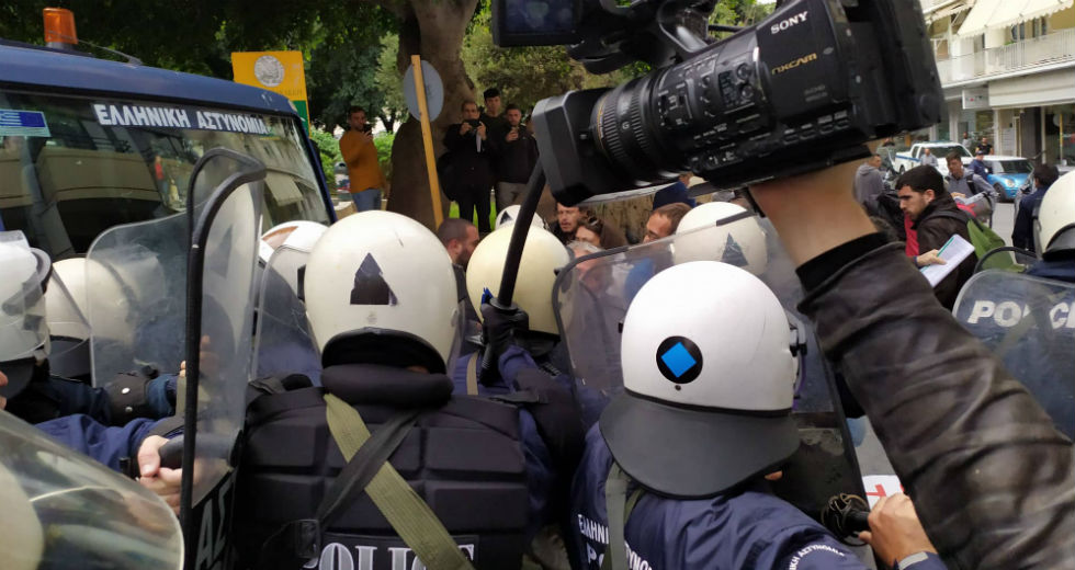 Επεισόδια στο Ηράκλειο κατά τη σύσκεψη για τις αποζημιώσεις των ελαιοπαραγωγών