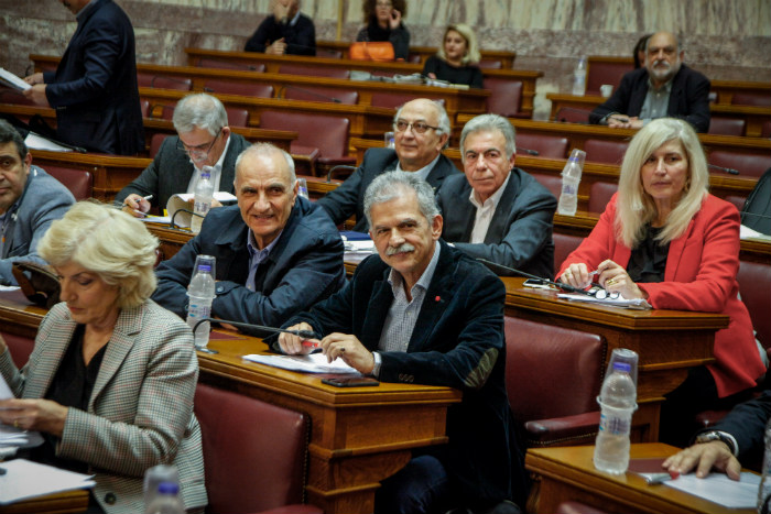 Μετωπική σύγκρουση για τη Συμφωνία των Πρεσπών [Live]