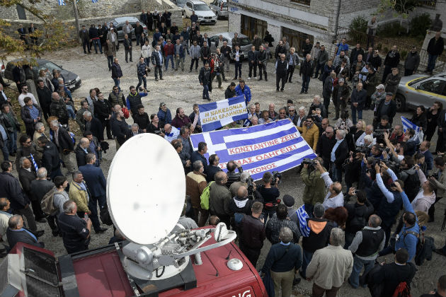Με συνθήματα και ελληνικές σημαίες η κηδεία του Κ. Κατσίφα