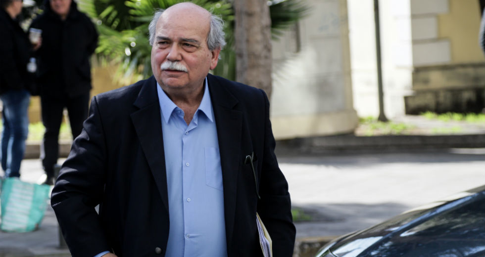 Άγρια κόντρα στη σκιά της παραίτησης Λοΐζου