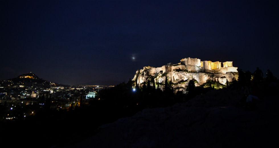 Φωτισμένα μνημεία της Αθήνας κατά τη διάρκεια της νύχτας