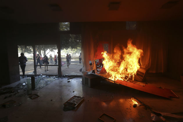Ο πρόεδρος γαντζωμένος στην εξουσία, ο στρατός στους δρόμους