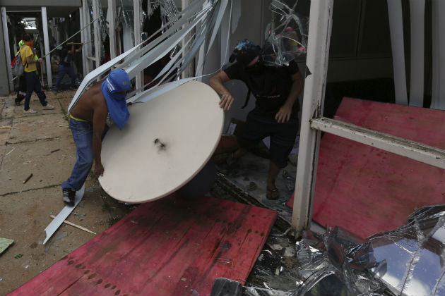 Ο πρόεδρος γαντζωμένος στην εξουσία, ο στρατός στους δρόμους