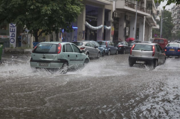 Πνίγηκε η Θεσσαλονίκη από την ξαφνική νεροποντή