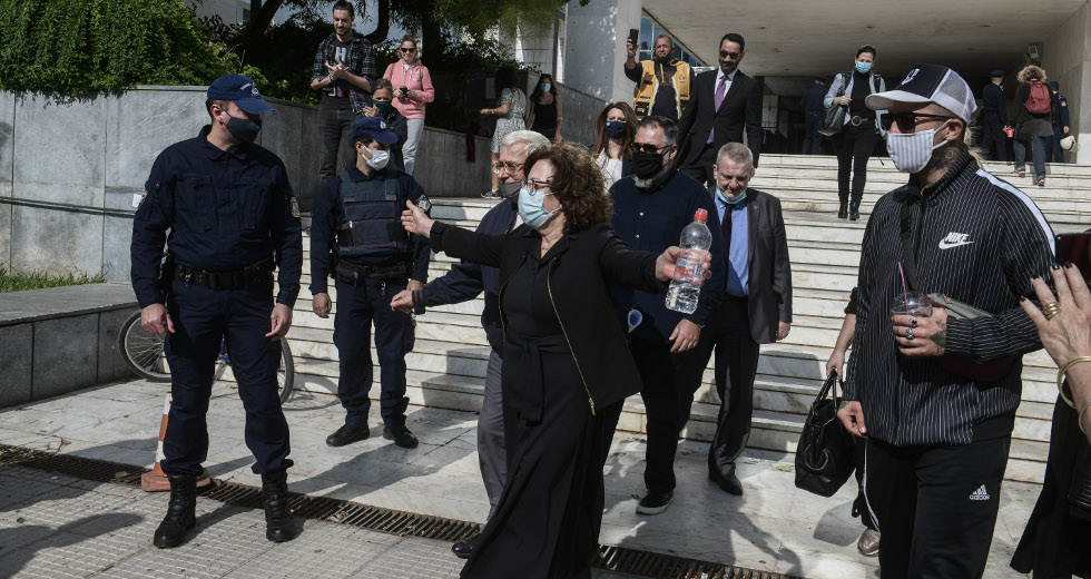 «Ο Παύλος ζει»: Συγκινητικές στιγμές έξω από το Εφετείο με τη Μάγδα Φύσσα