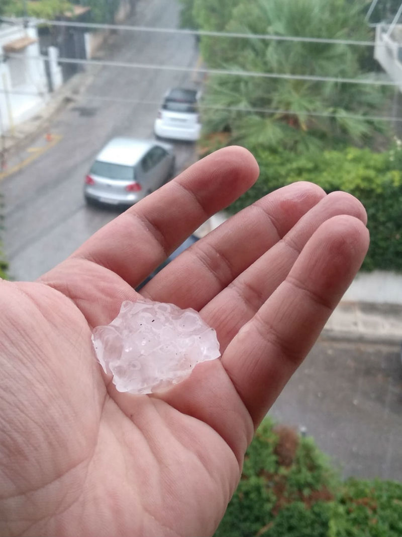 Σφοδρή χαλαζόπτωση στην Αθήνα – Τι καιρό θα κάνει τις επόμενες ώρες
