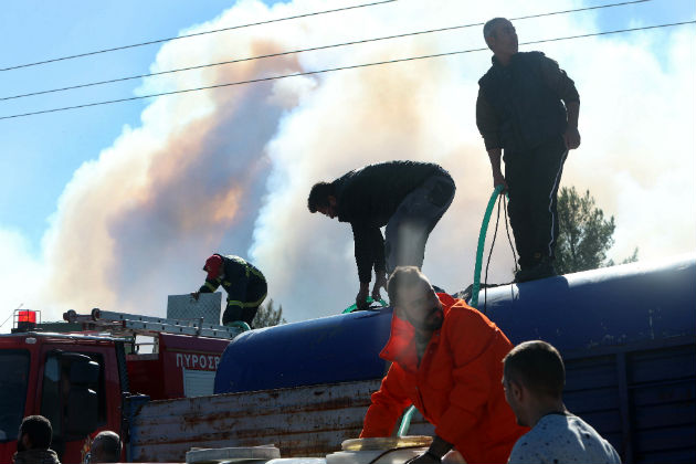Μάχη με τις φλόγες στη Σιθωνία Χαλκιδικής