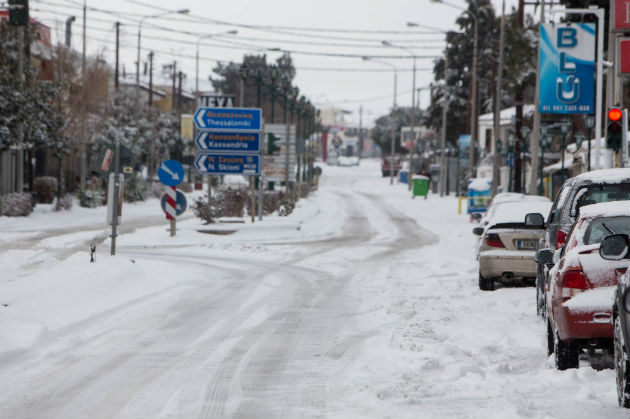 Προβλήματα από τη σφοδρή χιονόπτωση στη Θεσσαλονίκη