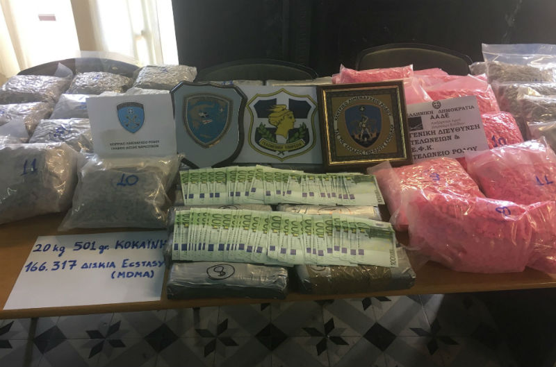 Με πλοίο της γραμμής μετέφεραν κοκαΐνη και χιλιάδες ναρκωτικά χάπια