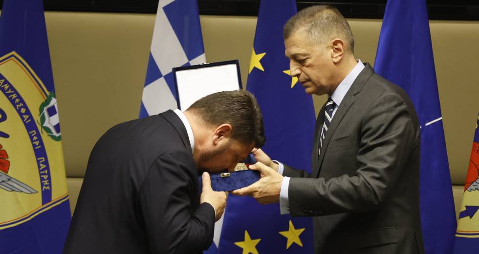 Εγκώμια και φιλοφρονήσεις στις τελετές παράδοσης – παραλαβής των υπουργείων