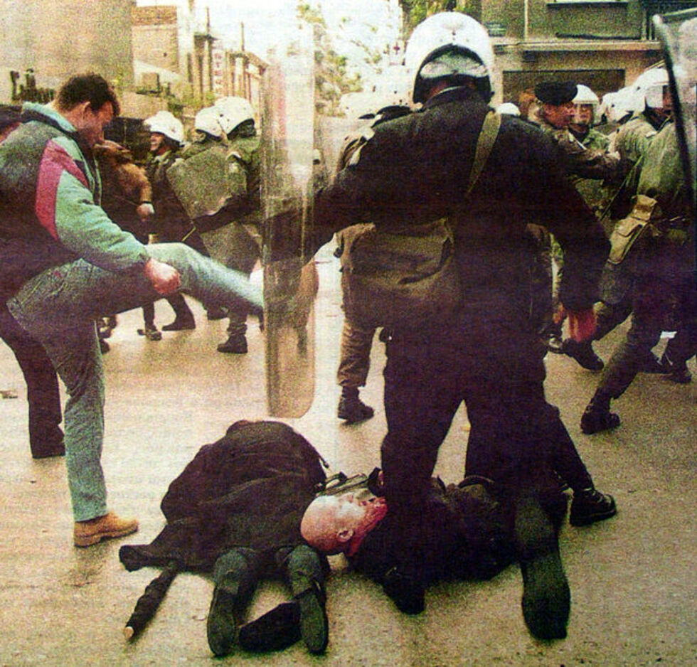 Τα χέρια που χαιρετούν Ναζιστικά είναι βαμμένα με αίμα