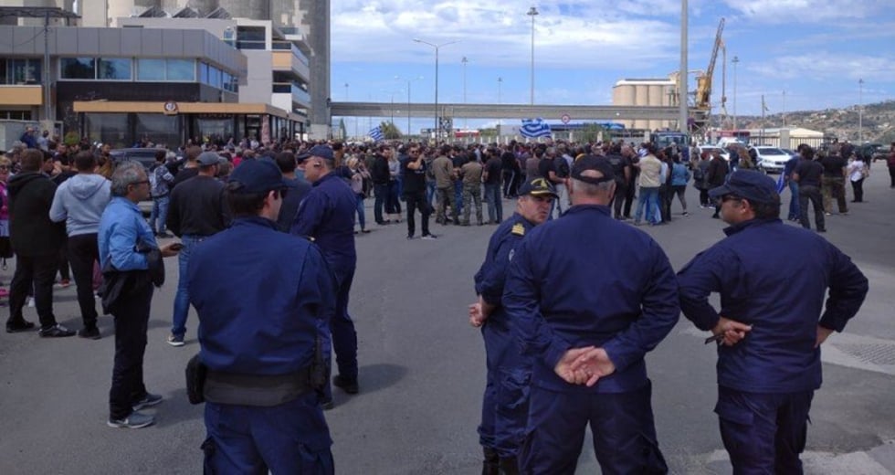 Ρατσιστικές συγκεντρώσεις στην Κρήτη – Επεισόδια και… αλυσοπρίονο στο Ηράκλειο