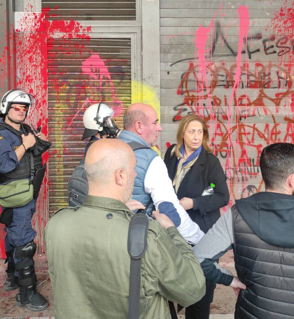 Ωμή βία των ΜΑΤ κατά εργαζομένων έξω από το υπουργείο Εργασίας [εικόνες & βίντεο]